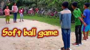 Throw the soft ball to touch the opponents'body / Team building game